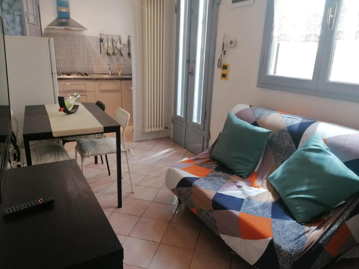 La Casina Giramondo Di Ele Viareggio Exterior foto
