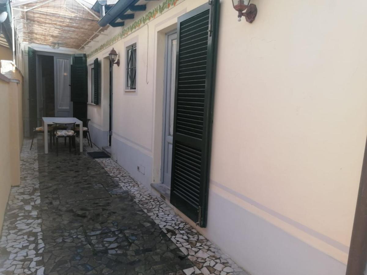 La Casina Giramondo Di Ele Viareggio Exterior foto